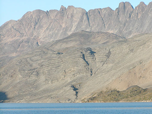 Layered syenites of the Ilimaussaq Complex, Kringlerne REE deposit, south Greenland. (© GEUS.)