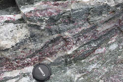 Eudialyte-rich pegmatite at the Norra Kärr REE prospect in Sweden (© Tasman Metals Ltd.)